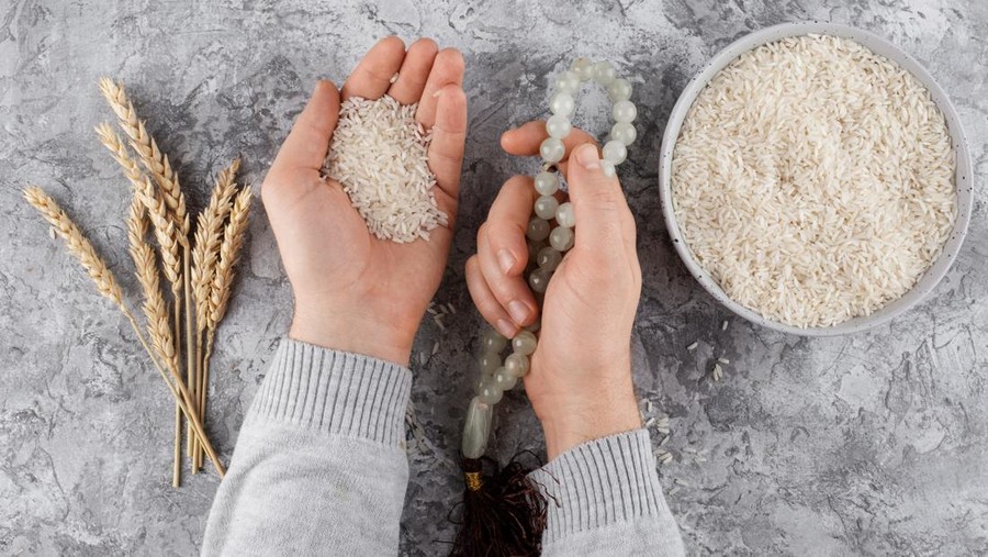 Umat Muslim di Indonesia mulai mempersiapkan diri untuk membayar zakat fitrah, salah satu kewajiban utama mereka, ketika bulan suci Ramadan memasuki tahun 1447 H atau 2026 Masehi. Foto: insertlive.com - mimbarjumat.com