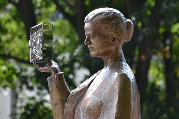 Marie Curie: Perempuan Pionir Radioaktivitas dan Dua Kali Penerima Nobel. Foto: Istimewa - mimbarjumat.com